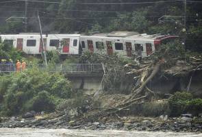 49 orang maut manakal 48 lagi masih hilang dalam kejadian hujan lebat dan tanah runtuh yang melanda Jepun. 49 terkorban banjir, tanah runtuh di Jepun