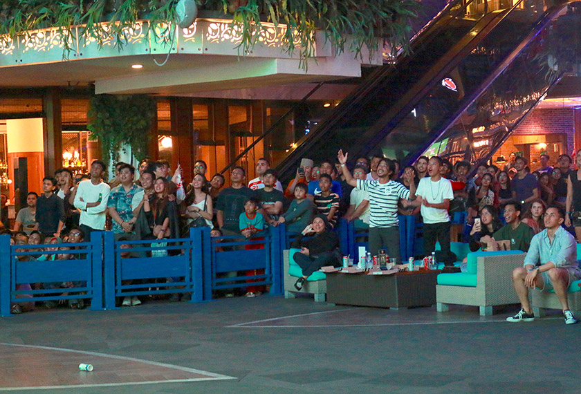 A crowd in Jakarta’s Kemang district watching the France – Argentina match at night, anticipating a goal from the Argentinian team on 30 June 2018.