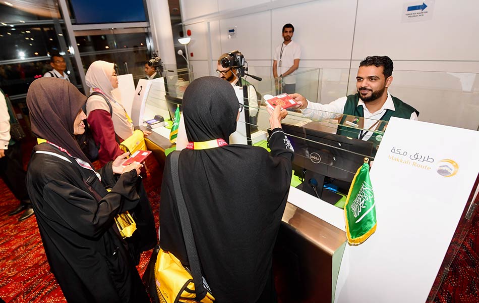 Bakal haji Malaysia sedang melalui proses pra-pelepasan oleh pihak berkuasa Arab Saudi di Bangunan Satelit di KLIA, 14 Julai 2018. Malaysia negara pertama dipilih kerajaan Arab Saudi untuk menggunakan sistem ini bagi mempercepatkan proses pemeriksaan Imigresen jemaah haji. - fotoBERNAMA Bakal haji Malaysia sedang melalui proses pra-pelepasan oleh pihak berkuasa Arab Saudi di Bangunan Satelit di KLIA, 14 Julai 2018. Malaysia negara pertama dipilih kerajaan Arab Saudi untuk menggunakan sistem ini bagi mempercepatkan proses pemeriksaan Imigresen jemaah haji. - fotoBERNAMA