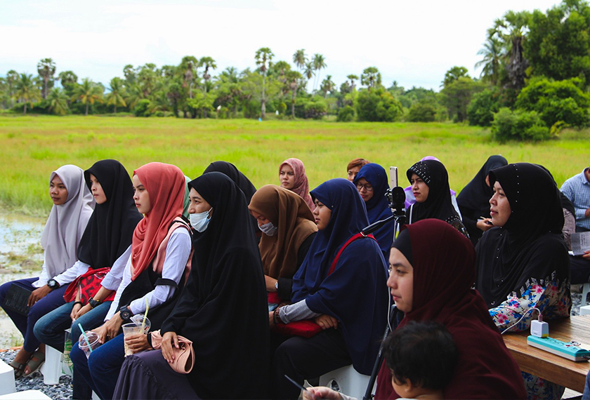 An audience attends a forum on Ampannee Satoh’s latest exhibition 'The Light' which opened earlier this month at Patani Artspace on the edge of Pattani City. Muhaimin E-taela/Ceritalah