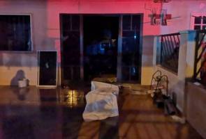 Mangsa yang identitinya dikenal pasti sebagai Syaifuddin Loh Abdullah, 64 tahun ditemui rentung di bilik tidurnya. Warga emas OKU ditemui rentung di bilik tidur
