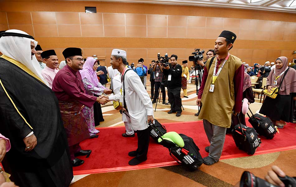 Menteri di Jabatan Perdana Menteri, Datuk Dr Mujahid Yusof Rawa bersalaman dengan bakal haji pada majlis pelepasan jemaah itu ke Tanah Suci di Kompleks Tabung Haji Sepang, 14 Julai 2018. - fotoBERNAMA Menteri di Jabatan Perdana Menteri, Datuk Dr Mujahid Yusof Rawa bersalaman dengan bakal haji pada majlis pelepasan jemaah itu ke Tanah Suci di Kompleks Tabung Haji Sepang, 14 Julai 2018. - fotoBERNAMA