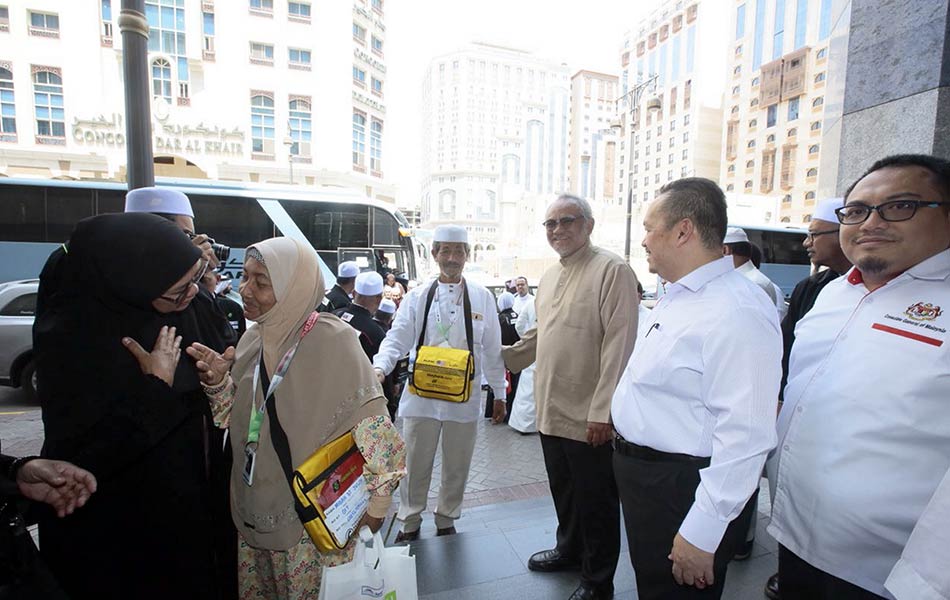 Duta Besar Malaysia ke Arab Saudi, Datuk Zainol Rahim Zainuddin (empat, kanan) menyambut ketibaan kumpulan pertama jemaah haji di Hotel Movenpick, Madinah, 15 Julai 2018. - fotoBERNAMA Duta Besar Malaysia ke Arab Saudi, Datuk Zainol Rahim Zainuddin (empat, kanan) menyambut ketibaan kumpulan pertama jemaah haji di Hotel Movenpick, Madinah, 15 Julai 2018. - fotoBERNAMA