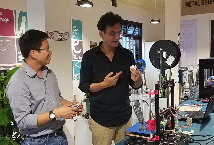 Nguyen Ba Hoi shows Karim Raslan Maker Space’s various gadgets used to invent an array of products. Mai Duong / Ceritalah