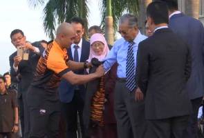 Ia detik yang cukup istimewa buat jaguh keirin dunia 2017 tersebut apabila diberikan peluang sedemikian. Sukan Asia: Azizulhasni ambil aura Dr Mahathir