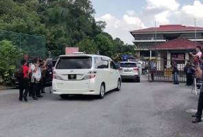 Beliau yang ditemani barisan peguam diketuai Tan Sri Shafee Abdullah tiba di Akademi Pencegahan Rasuah Malaysia di sini pukul 4.57 petang. Najib Razak awal 3 minit, sekali lagi berdepan penyiasat SPRM