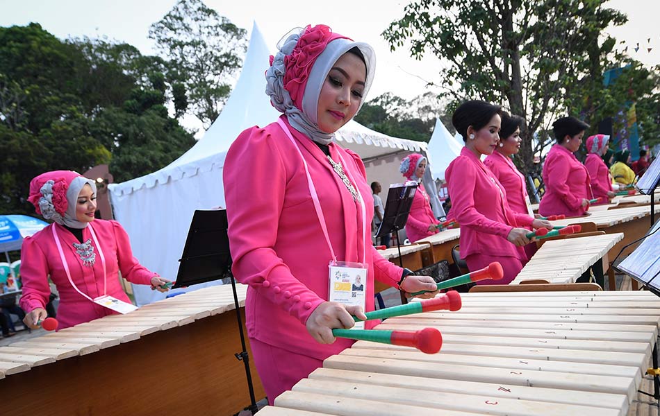Persembahan menarik dipertontonkan kepada orang ramai yang memeriah lagi suasana di sepanjang jalan pada acara pembukaan rasmi sempena Sukan Asia Jakarta Palembang 2018 di Kompleks Gelora Bung Karno pada 18 Ogos di Jakarta, Indonesia. - fotoBERNAMA Persembahan menarik dipertontonkan kepada orang ramai yang memeriah lagi suasana di sepanjang jalan pada acara pembukaan rasmi sempena Sukan Asia Jakarta Palembang 2018 di Kompleks Gelora Bung Karno pada 18 Ogos di Jakarta, Indonesia. - fotoBERNAMA
