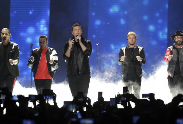Konsert dilanda ribut, peminat Backstreet Boys cedera Konsert dilanda ribut, peminat Backstreet Boys cedera