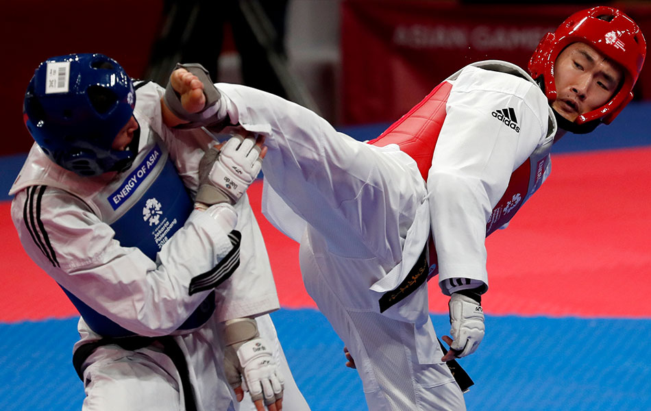 Aksi separuh akhir acara Taekwondo kategori Lelaki 80 kg di antara Nurlan Myrzabayev dari Kazakhstan dan Lee Hwajun dari Korea Selatan. - REUTERS/Darren Whiteside Aksi separuh akhir acara Taekwondo kategori Lelaki 80 kg di antara Nurlan Myrzabayev dari Kazakhstan dan Lee Hwajun dari Korea Selatan. - REUTERS/Darren Whiteside