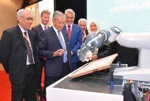 Tun Dr Mahathir Mohamad jarang-jarang menunjukkan sifat kagumnya dengan jelas, tetapi YuMi berjaya. Siapa YuMi di hati Tun Mahathir?