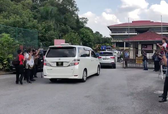 Najib Razak awal 3 minit, sekali lagi berdepan penyiasat SPRM Najib Razak awal 3 minit, sekali lagi berdepan penyiasat SPRM