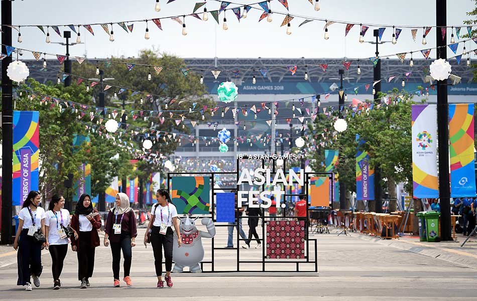 Beberapa pengunjung kelihatan berjalan di sekitar Stadium Gelora Bung Karno yang turut menjadi venue utama dan acara pembukaan rasmi sempena Sukan Asia Jakarta-Palembang 2018 pada 18 Ogos di Jakarta, Indonesia. Sukan Asia edisi ke-18 itu dijadual berlangsung di ibu negara Indonesia iaitu Jakarta dan Palembang bermula 18 Ogos hingga 2 Sept ini. - fotoBERNAMA Beberapa pengunjung kelihatan berjalan di sekitar Stadium Gelora Bung Karno yang turut menjadi venue utama dan acara pembukaan rasmi sempena Sukan Asia Jakarta-Palembang 2018 pada 18 Ogos di Jakarta, Indonesia. Sukan Asia edisi ke-18 itu dijadual berlangsung di ibu negara Indonesia iaitu Jakarta dan Palembang bermula 18 Ogos hingga 2 Sept ini. - fotoBERNAMA