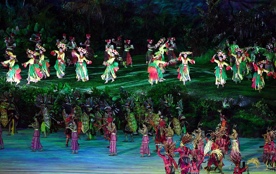 Persembahan menarik bercirikan pelbagai etnik tradisional di Indonesia dipertontonkan kepada orang ramai pada pembukaan rasmi Sukan Asia Jakarta Palembang 2018 di Kompleks Gelora Bung Karno pada 18 Ogos di Jakarta, Indonesia. Sebanyak 45 negara Asia bersaing pada temasya sukan empat tahun sekali itu dengan tema Energy of Asia yang berlangsung dari 18 Ogos hingga 2 September. Ini kali kedua Indonesia menjadi tuan rumah temasya sukan kedua terbesar dunia itu selepas edisi 1962 yang diadakan di Jakarta. - fotoBERNAMA Persembahan menarik bercirikan pelbagai etnik tradisional di Indonesia dipertontonkan kepada orang ramai pada pembukaan rasmi Sukan Asia Jakarta Palembang 2018 di Kompleks Gelora Bung Karno pada 18 Ogos di Jakarta, Indonesia. Sebanyak 45 negara Asia bersaing pada temasya sukan empat tahun sekali itu dengan tema Energy of Asia yang berlangsung dari 18 Ogos hingga 2 September. Ini kali kedua Indonesia menjadi tuan rumah temasya sukan kedua terbesar dunia itu selepas edisi 1962 yang diadakan di Jakarta. - fotoBERNAMA