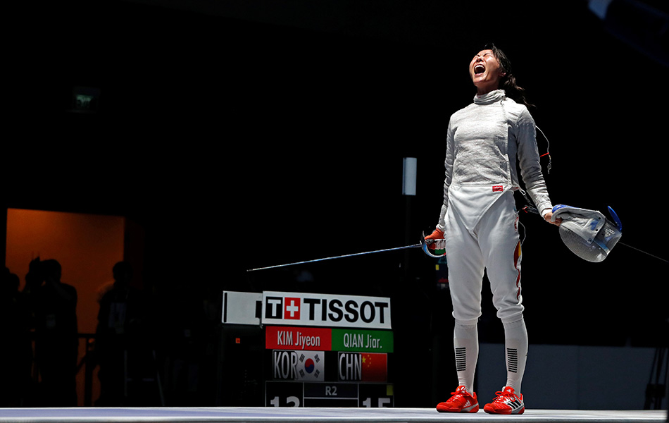 Qian Jiarui dari China gembira selepas menewaskan Kim Jiyeon dari Korea Selatan dalam acara lawan pedang kategori Sabre Individu Wanita pada 19 Ogos 2018 di Sukan Asia 2018 Jakarta, Indonesia - REUTERS/Beawiharta Qian Jiarui dari China gembira selepas menewaskan Kim Jiyeon dari Korea Selatan dalam acara lawan pedang kategori Sabre Individu Wanita pada 19 Ogos 2018 di Sukan Asia 2018 Jakarta, Indonesia - REUTERS/Beawiharta