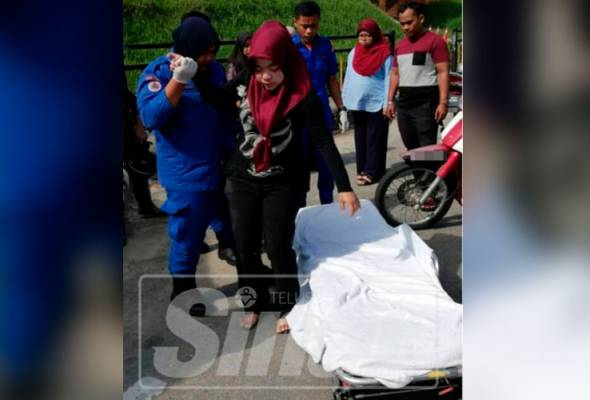Wanita ditendang hingga jatuh sebelum diragut Wanita ditendang hingga jatuh sebelum diragut