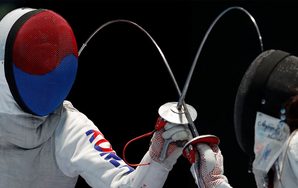 Aksi Jeon Hee Sook dari Korea Selatan dan Sera Azuma dan Sera Azuma dari Jepun dalam acara Lawan Pedang kategori Foil Individu Wanita di Sukan Asia 2018 pada 20 Ogos 2018 di Jakarta, Indonesia. - REUTERS/Beawiharta Aksi Jeon Hee Sook dari Korea Selatan dan Sera Azuma dan Sera Azuma dari Jepun dalam acara Lawan Pedang kategori Foil Individu Wanita di Sukan Asia 2018 pada 20 Ogos 2018 di Jakarta, Indonesia. - REUTERS/Beawiharta