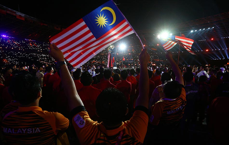 Delegasi Malaysia melihat persembahan dari artis ketika acara penutup Sukan Asia ke-18 yang berlangsung di Stadium Gelora Bung Karno pada 2 September 2018 di Jakarata, Indonesia. - REUTERS/Athit Perawongmetha Delegasi Malaysia melihat persembahan dari artis ketika acara penutup Sukan Asia ke-18 yang berlangsung di Stadium Gelora Bung Karno pada 2 September 2018 di Jakarata, Indonesia. - REUTERS/Athit Perawongmetha