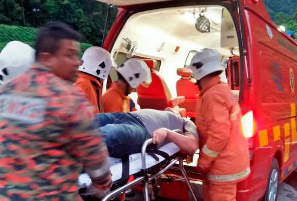 1 maut, 3 parah 4WD rempuh treler di Kimanis 1 maut, 3 parah 4WD rempuh treler di Kimanis