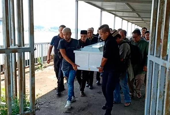 Jenazah Pak Ngah tiba dari Batam Jenazah Pak Ngah tiba dari Batam
