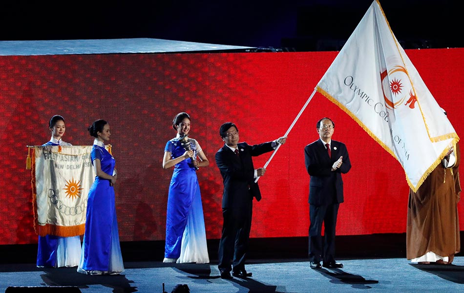 Wakil dari China mengibarkan bendera Majlis Olimpik Asia selepas diserahkan oleh wakil dari Indonesia sebagai simbolik penyerahan hak tuan rumah Sukan Asia untuk Sukan Asia 2022. Upacara penyerahan bendera ini berlangsung bersempena acara penutup Sukan Asia ke-18 pada 2 September 2018 di Jakarta, Indonesia. - REUTERS / Issei Kato Wakil dari China mengibarkan bendera Majlis Olimpik Asia selepas diserahkan oleh wakil dari Indonesia sebagai simbolik penyerahan hak tuan rumah Sukan Asia untuk Sukan Asia 2022. Upacara penyerahan bendera ini berlangsung bersempena acara penutup Sukan Asia ke-18 pada 2 September 2018 di Jakarta, Indonesia. - REUTERS / Issei Kato