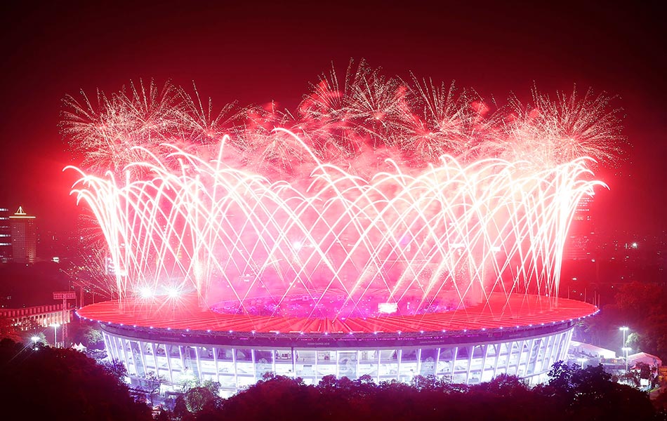 Pertunjukan bunga api sempena acara penutup Sukan Asia ke-18 yang berlangsung di Stadium Gelora Bung Karno pada 2 September 2018 di Jakarta, Indonesia. - REUTERS / Willy Kurniawan Pertunjukan bunga api sempena acara penutup Sukan Asia ke-18 yang berlangsung di Stadium Gelora Bung Karno pada 2 September 2018 di Jakarta, Indonesia. - REUTERS / Willy Kurniawan