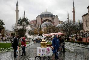 Mahkamah Tinggi Turki menolak permohonan untuk membolehkan umat Islam solat di Hagia Sophia yang kini berfungsi sebagai sebuah muzium. Solat tidak dibenarkan di Hagia Sophia