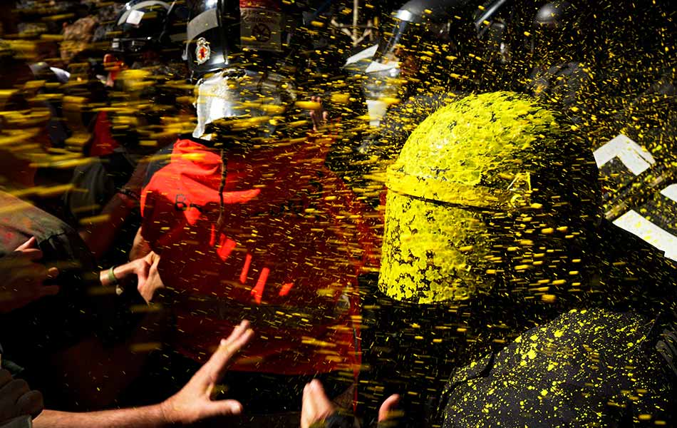 Para penunjuk perasaan melemparkan cat kepada pegawai polis Catalan semasa pertempuran di Barcelona, Sepanyol, ketika ketegangan meningkat sebelum ulang tahun pertama referendum wilayah itu, 29 September, 2018. (Foto AP) Para penunjuk perasaan melemparkan cat kepada pegawai polis Catalan semasa pertempuran di Barcelona, Sepanyol, ketika ketegangan meningkat sebelum ulang tahun pertama referendum wilayah itu, 29 September, 2018. (Foto AP)