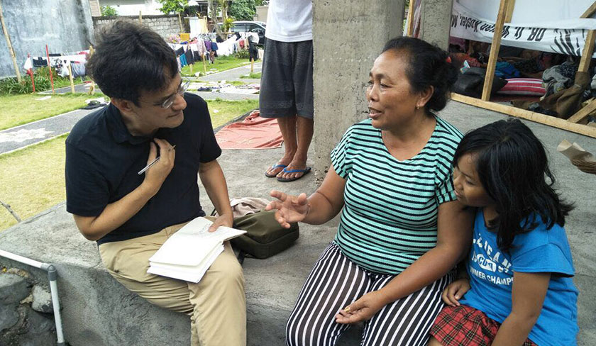 Karim speaks to 53-year-old Nyoman Gerti and granddaughter Gita after Gunung Merapi’s eruption in November 2017. Ceritalah Photo