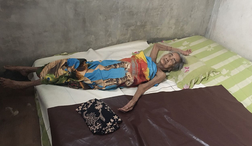 A 120-year old woman evacuated to Tembuku Bangli camp in Bali. Ceritalah Photo