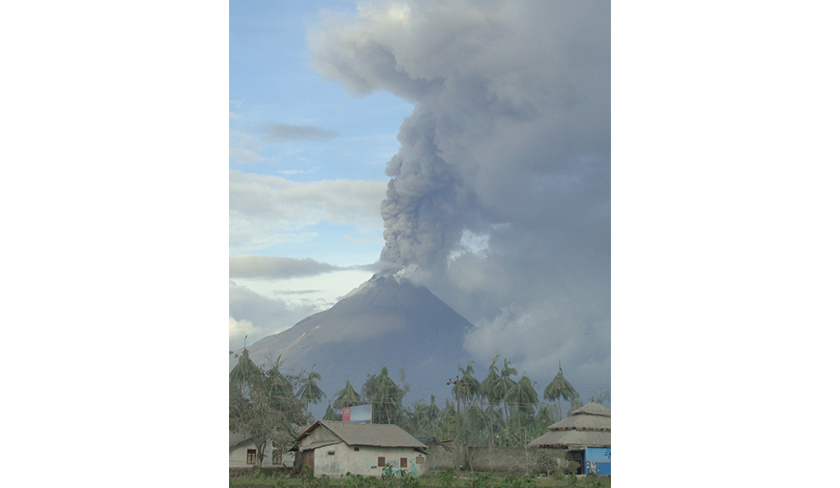 Mount Merapi in mid rumble, spewing ashes all around it. Its 2006 and 2010 eruption have wreaked havoc on the island. Ceritalah / Joseph Tertia