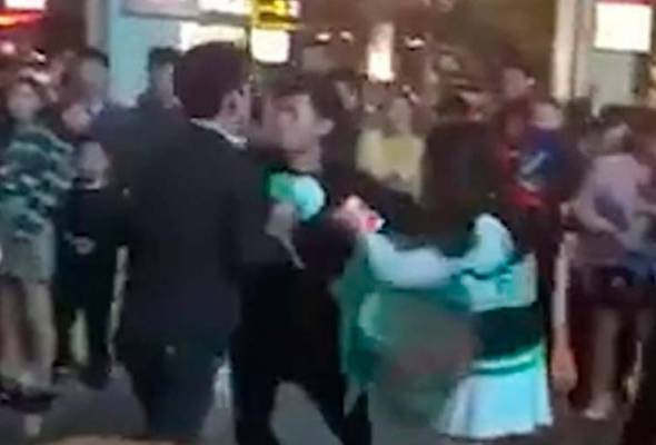 Macam babak drama, dua lelaki lamar wanita sama serentak Macam babak drama, dua lelaki lamar wanita sama serentak