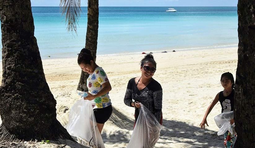 Local residents of Boracay participate in a beach clean-up every morning. Hezril Azmin/Ceritalah