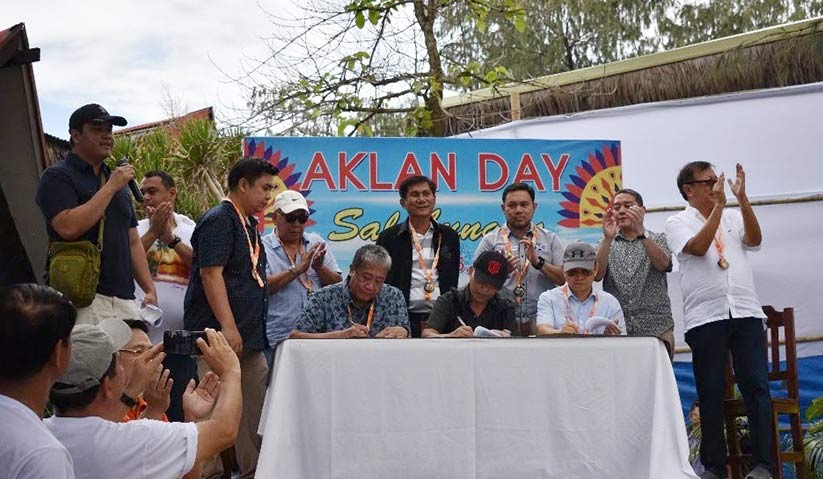 The official ceremony for the ‘soft’ re-opening of Boracay Island on 15 October 2018 by local mayors, governors and federal cabinet secretaries. Hezril Azmin/Ceritalah