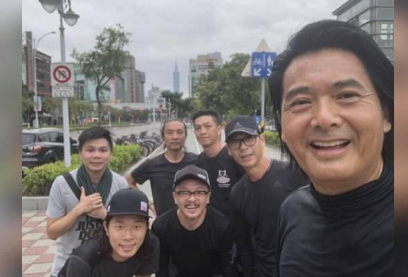 Chow Yun-Fat kedekut pakai telefon bimbit sama 17 tahun? Chow Yun-Fat kedekut pakai telefon bimbit sama 17 tahun?