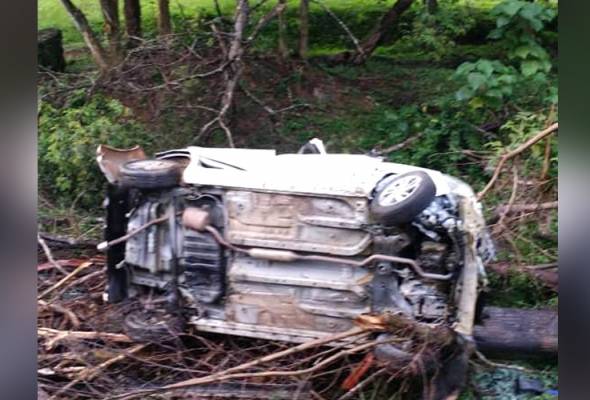 Tiga maut, kereta dinaiki terbabas ke dalam gaung  Astro 