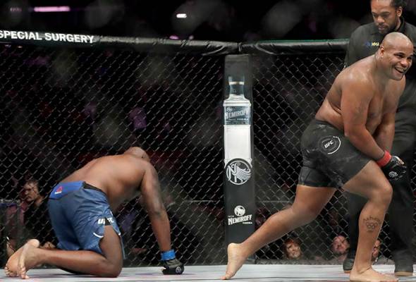 UFC 230: Cormier kekalkan takhta heavyweight, Chris Weidman kalah TKO UFC 230: Cormier kekalkan takhta heavyweight, Chris Weidman kalah TKO
