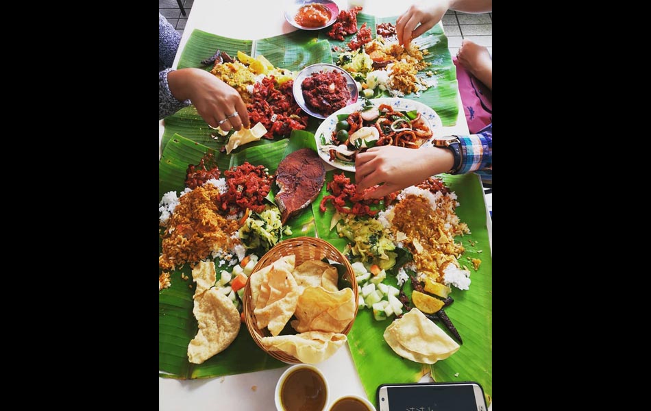 At Sri Nirwana Maju Banana Leaf Restaurant. - Foto Instagram @tuty.heraty At Sri Nirwana Maju Banana Leaf Restaurant. - Foto Instagram @tuty.heraty