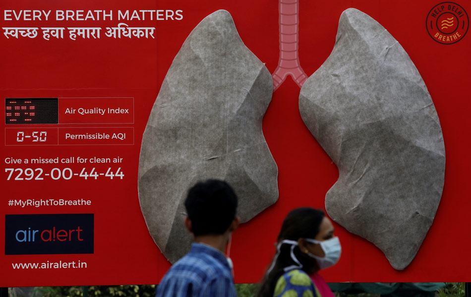 Pejalan kaki membaca maklumat pada papan tanda yang menerangkan mengenai kesan pencemaran udara di luar sebuah hospital di New Delhi, India, 5 November 2018. REUTERS Pejalan kaki membaca maklumat pada papan tanda yang menerangkan mengenai kesan pencemaran udara di luar sebuah hospital di New Delhi, India, 5 November 2018. REUTERS