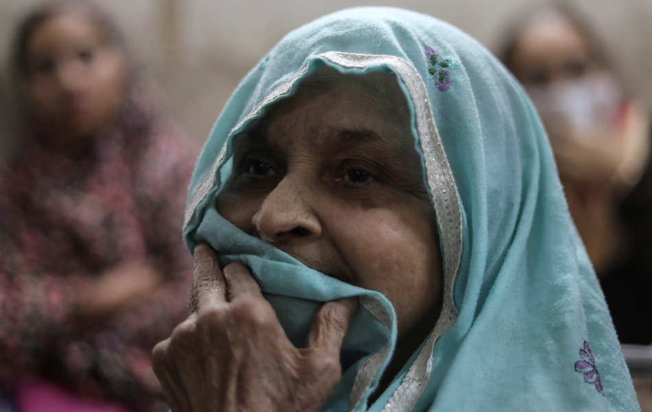 Seorang wanita yang mengalami masalah pernafasan menunggu untuk menerima rawatan di hospital Ram Manohar Lohia di New Delhi, India, 5 November 2018. REUTERS Seorang wanita yang mengalami masalah pernafasan menunggu untuk menerima rawatan di hospital Ram Manohar Lohia di New Delhi, India, 5 November 2018. REUTERS
