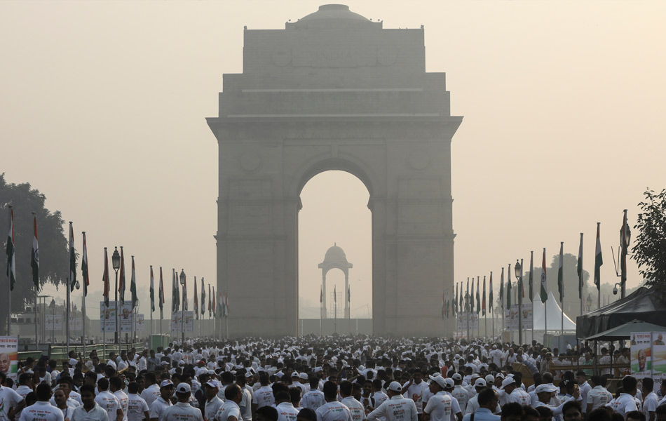 India Gate diselubungi jerebu ketika orang ramai mengambil bahagian dalam 'Run For Unity' sempena ulang tahun ke-143 kelahiran Sardar Vallabhbhai Patel, salah seorang pengasas India di New Delhi, India, 31 Oktober 2018. REUTERS India Gate diselubungi jerebu ketika orang ramai mengambil bahagian dalam 'Run For Unity' sempena ulang tahun ke-143 kelahiran Sardar Vallabhbhai Patel, salah seorang pengasas India di New Delhi, India, 31 Oktober 2018. REUTERS