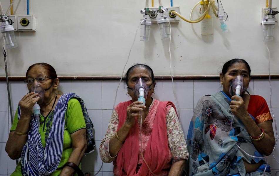 Beberapa orang wanita menerima rawatan untuk masalah pernafasan di sebuah hospital di New Delhi, India, 2 November 2018. REUTERS Beberapa orang wanita menerima rawatan untuk masalah pernafasan di sebuah hospital di New Delhi, India, 2 November 2018. REUTERS