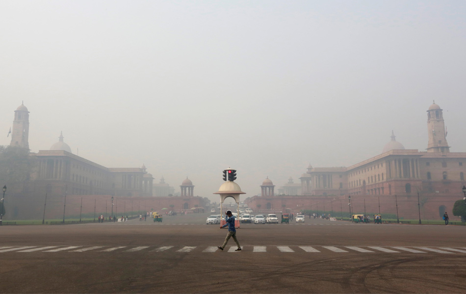 Seorang lelaki melintasi jalan di sebelah bangunan Kementerian Pertahanan India dan Kementerian Dalam Negeri pada satu pagi yang berjerebu di New Delhi, India, 5 November, 2018. REUTERS Seorang lelaki melintasi jalan di sebelah bangunan Kementerian Pertahanan India dan Kementerian Dalam Negeri pada satu pagi yang berjerebu di New Delhi, India, 5 November, 2018. REUTERS