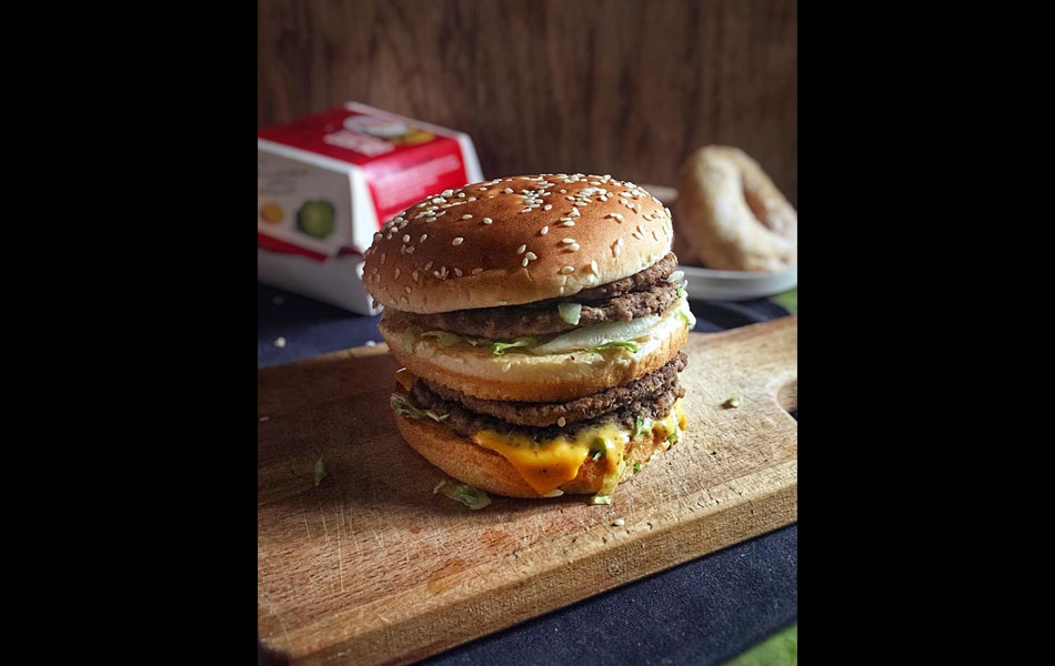 'Mega Mac in the house. Who love beef burger especially street stall burger? Look at that melting cheese does it look delicious and yummy? Member belanja mega mac semalam tp aku siap bawak balik semata mata nk snap dn post. Sapa suka burger? Terima kasih bossku sb kena paksa belanja. Tu la tanya lg sy nak makan apa.' - Sumber foto Instagram @jaman_kubur 'Mega Mac in the house. Who love beef burger especially street stall burger? Look at that melting cheese does it look delicious and yummy? Member belanja mega mac semalam tp aku siap bawak balik semata mata nk snap dn post. Sapa suka burger? Terima kasih bossku sb kena paksa belanja. Tu la tanya lg sy nak makan apa.' - Sumber foto Instagram @jaman_kubur