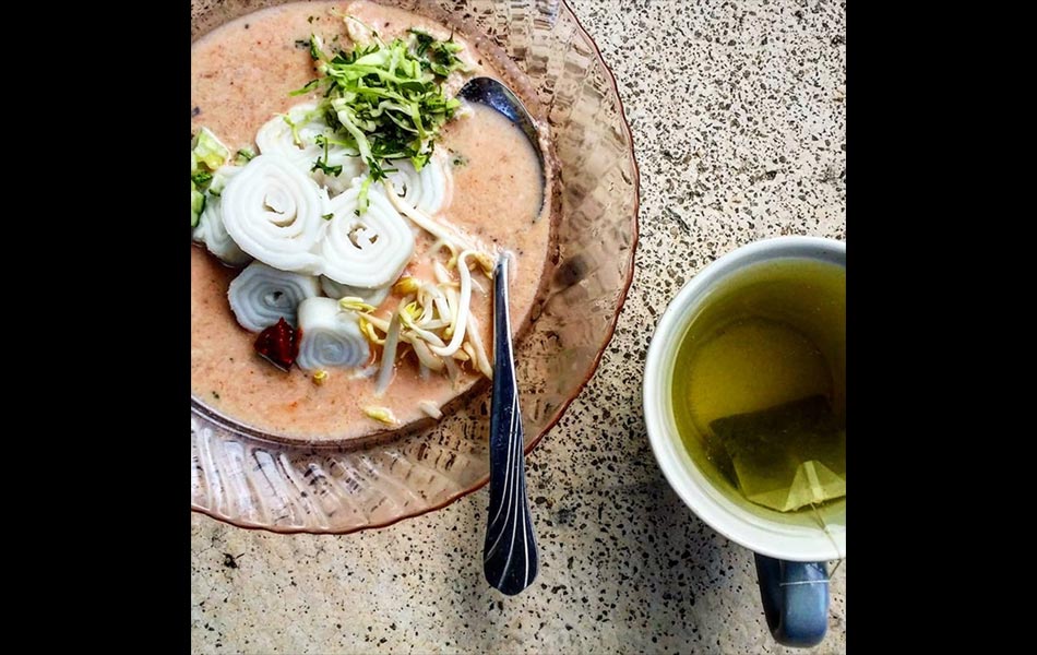 'Good Morning to the World! Favourite breakfast in the state of east-coast #terwngganu is #laksam . Rolled steamed rice flour sheet comes with creamy fish sauce and its trimming. Its simple and easy but awesome!' - Foto Instagram @iamchefjo 'Good Morning to the World! Favourite breakfast in the state of east-coast #terwngganu is #laksam . Rolled steamed rice flour sheet comes with creamy fish sauce and its trimming. Its simple and easy but awesome!' - Foto Instagram @iamchefjo