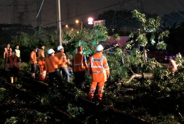 Gangguan perkhidmatan KTMB akibat pokok tumbang Gangguan perkhidmatan KTMB akibat pokok tumbang