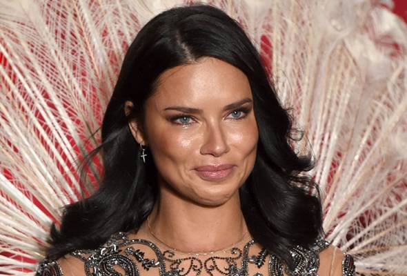 Selepas 20 tahun bersama Victoria's Secret, Adriana Lima 'gantung sayap' Selepas 20 tahun bersama Victoria's Secret, Adriana Lima 'gantung sayap'