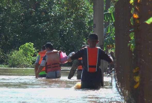 Mangsa banjir di Melaka meningkat kepada 1,081 orang Mangsa banjir di Melaka meningkat kepada 1,081 orang