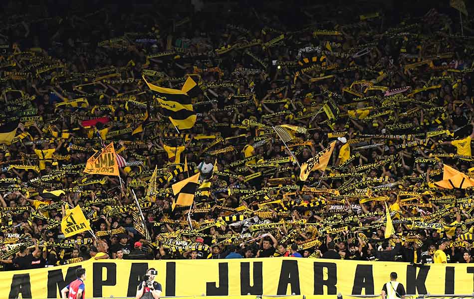 Aksi penyokong pasukan negara sewaktu perlawanan menentang pasukan Myanmar dalam kumpulan A pada Kejohanan Piala AFF Suzuki 2018 di Stadium Nasional Bukit Jalil pada 24 November 2018. - fotoBERNAMA Aksi penyokong pasukan negara sewaktu perlawanan menentang pasukan Myanmar dalam kumpulan A pada Kejohanan Piala AFF Suzuki 2018 di Stadium Nasional Bukit Jalil pada 24 November 2018. - fotoBERNAMA