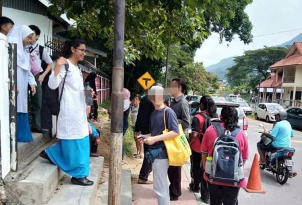 Pihak berkuasa sedang siasat dakwaan edar Bible depan sekolah - TKM P. Pinang Pihak berkuasa sedang siasat dakwaan edar Bible depan sekolah - TKM P. Pinang