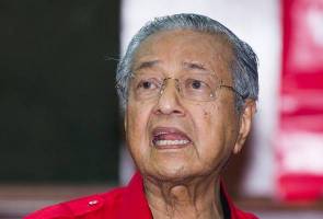 Kerajaan masih meneliti tuntutan royalti petroleum yang dikemukakan kerajaan Kelantan sebelum sebarang keputusan dibuat. Kerajaan cari kaedah terbaik bayar royalti minyak kepada Kelantan - Tun Mahathir